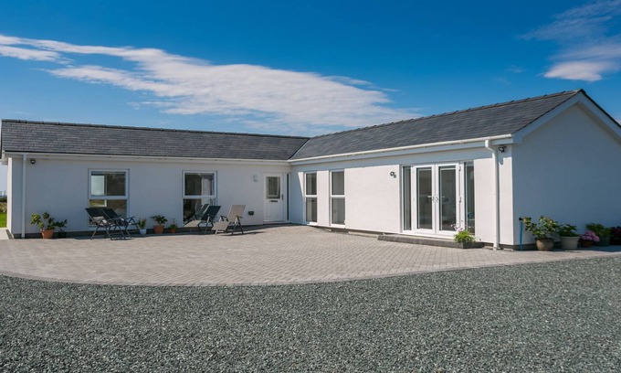 Ty Croes Cottage | Nyth y Gwdihw - a ground floor bedroom that sleeps 5 guests in 3 bedrooms