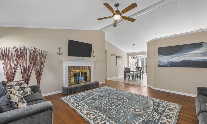 O'Fallon House | O'Fallon Edge Oasis- 4bd/3bt, Wooded Backyard, Office, Great Family Getaway
