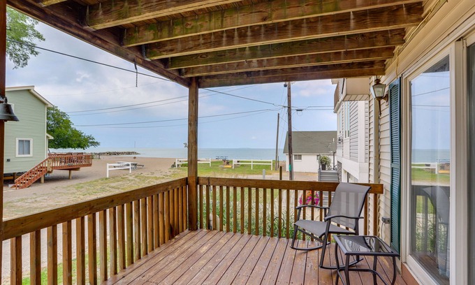 Oak Harbor House | Oak Harbor Lake Home w/ 4 Decks + Seating!