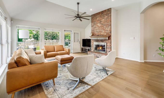 Cat Hollow House | Oak Haven: Your Family's Retreat