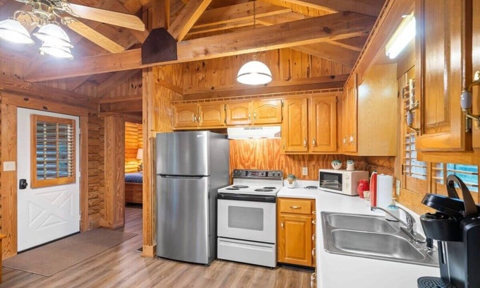 Somerset Cabin | Oak Hill Cabin - cozy cabin, gazebo, and more!