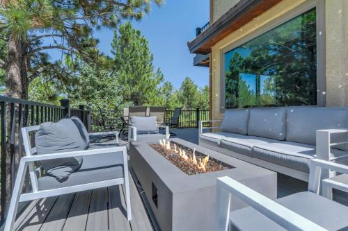 Woodmoor House | Oak Hills Clubhouse Ping-Pong BBQ & Fire Pit