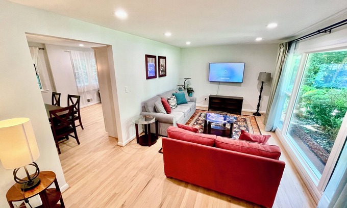 Silver Spring House | Oak House: Newly Remodeled Luxury Home Close to DC