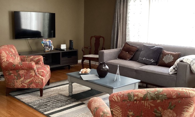 Oak Lawn Condo | Oak Lawn, King bed, 3 bedrm, 2 bath, big Condo w Garage Parking, Great Location.