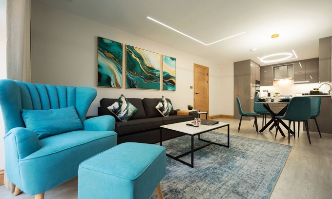 Reading Apartment | Oak Lodge - Deluxe 2-Bed, 2-Bath with Parking