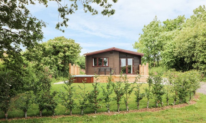Helford Passage Cottage | OAK LODGE, family friendly, with hot tub in Falmouth