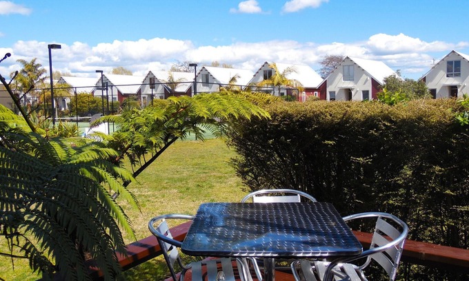 Okere Falls Cottage | Oak Lodge - Hamurana