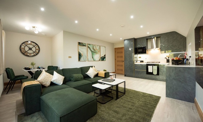 Reading Apartment | Oak Lodge - Premium 2-Bed, 2-Bath with Parking