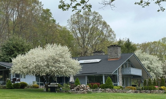 Torrington House | Oak Manor, a luxurious property on 6,6 acres.