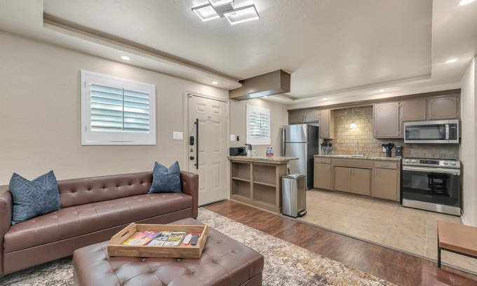 Lawton Apartment | Oak's Beautiful Contemporary Suite #02