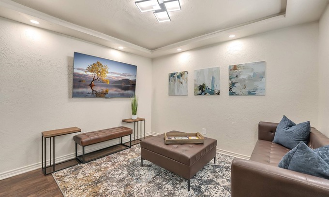 Lawton Apartment | Oak's Beautiful Contemporary Suite #16