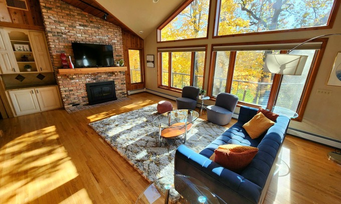 Rochester House | Oak Savanna/A one of a kind retreat 7 miles to Mayo Clinic, 5 bedroom, 3 bath