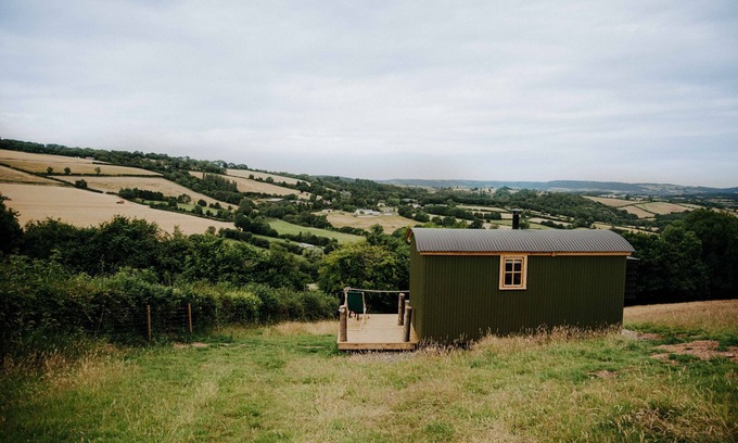 Saint Blazey Apartment | Oak Shepherds Hut, Wiveliscombe