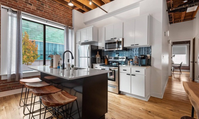 Downtown Kansas City Condo | Oak St Lofts - 3brm 2bath Private Parking, Walk to T-Mobile Center!