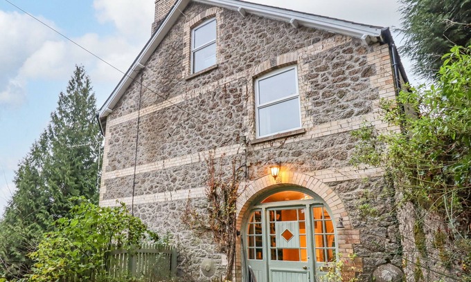 Lustleigh House | OAKHURST, pet friendly, character holiday cottage in Lustleigh