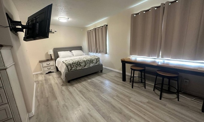 Oakland City Hotel | Oakland Courtyard