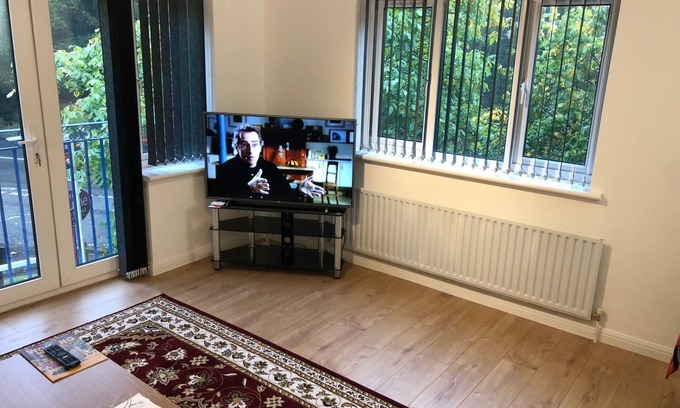 Horsell Apartment | Oaklawn Apartment - Sleeps 4, Parking & Garden