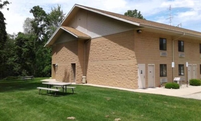 Newaygo Hotel | Oakridge Motel