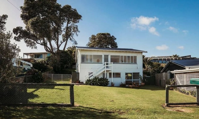 Oakura Villa | Oakura Circle - authentic Kiwi bach by the beach