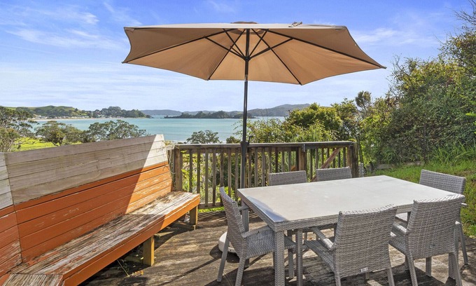 Oakura House | Oakura Oasis - Oakura Bay Holiday Home