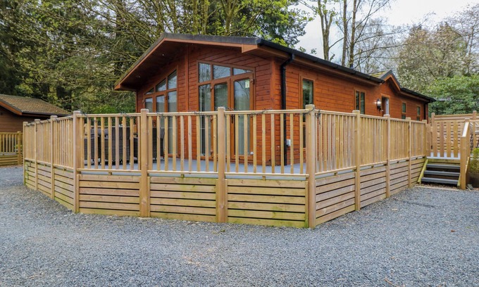 Troutbeck Bridge Cottage | OAKWOOD LODGE, pet friendly, with hot tub in Windermere