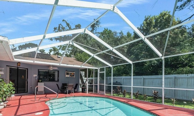 Spring Hill House | Oasis 10 mins from beach and Spring