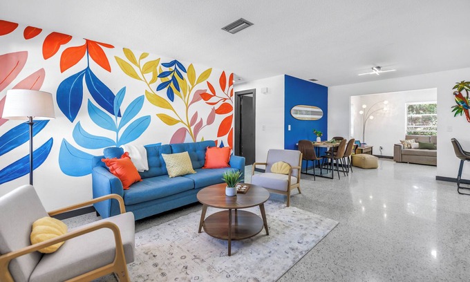 Anona House | Oasis 3beds- 5minutes to beach -air hockey, foosball, pacman - beautiful murals!