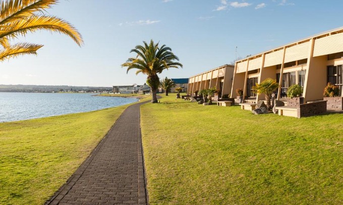 Waipahihi Hotel | Oasis Beach Motel
