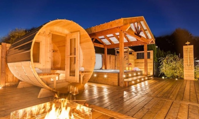Erin House | Oasis D'Erin ~ 4BR ~ Hot Tub ~ Sauna ~ Heated Pool ~ Estate