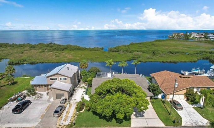 Spring Hill House | Oasis on the Gulf, screened pool, sunset, kayaks!