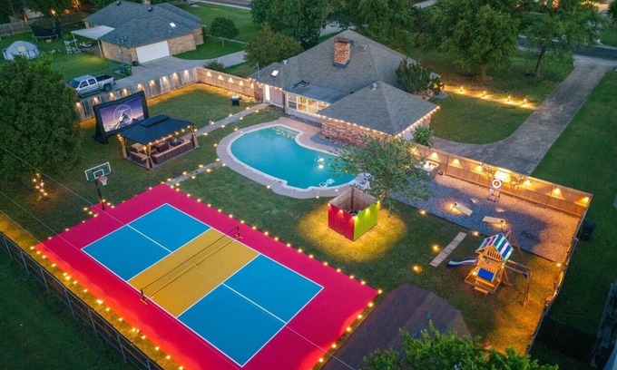 Red Oak House | Oasis - Pickleball | Pool | Hot Tub | Game Room!