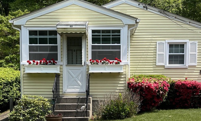 Baiting Hollow House | Oasis steps from Private Beach!
