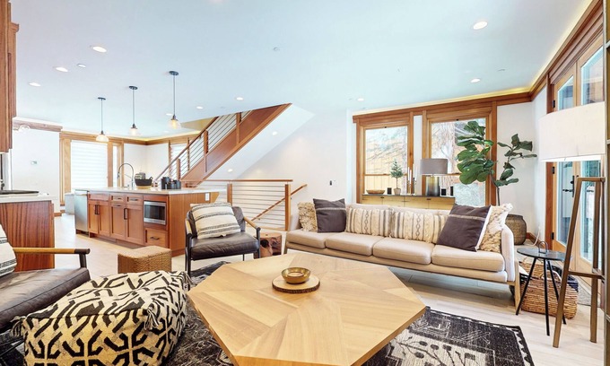 Mammoth Lakes House | Obsidian Ski & Golf Villa – 3 BDR, Prime Location!