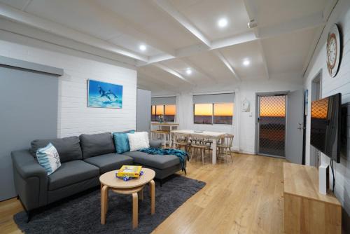 Quinns Rocks House | OCEA84 - Quinns Beach Shack: Ocean Views