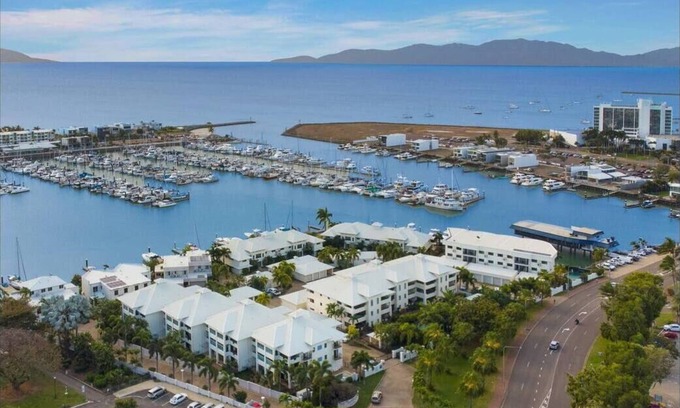 Townsville Apartment | Ocean and River views!