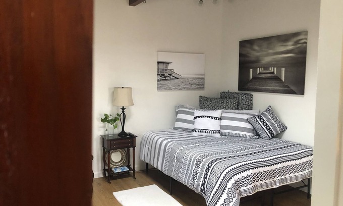 Ocean Beach Apartment | Ocean Beach, #8 Freedom, Retro Cottage/Studio, 3 Blocks to Beach enjoy! 🏖