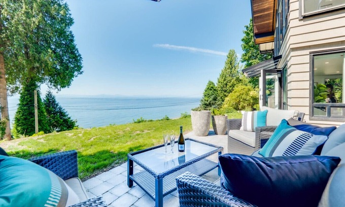 Roberts Creek House | *Ocean Beach - New elegant private 2 bdr suite by the sea*