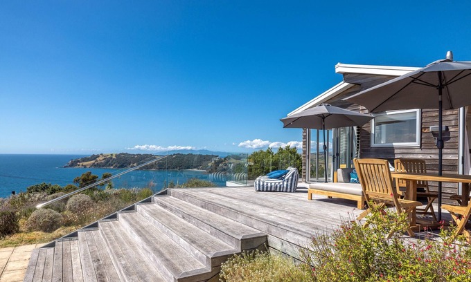 Waiheke Island House | Ocean Belle Onetangi - Ocean Belle Onetangi is a superbly appointed, luxury 2-bedroom holiday home with incredible views over Onetangi Beach and across to Coromandel and Great Barrier Island.