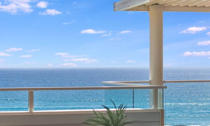 Currumbin House | Ocean Blue on Currumbin Hill - Pet Friendly - Min. 3 night stays & Linen Provided!