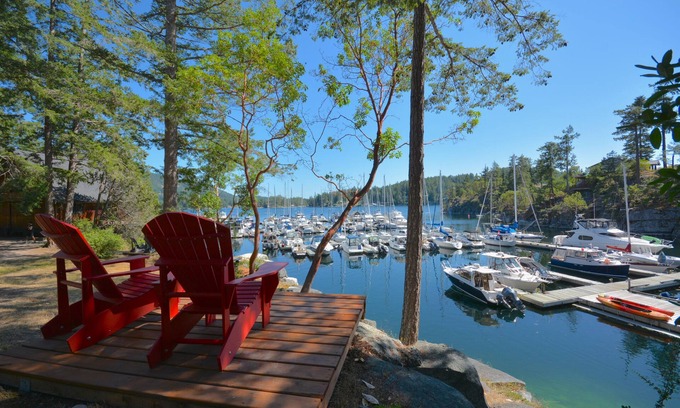 Garden Bay Cabin | Ocean Breeze Bungalow: Relax by the Waterfront with Modern Comfort and Scenic Views