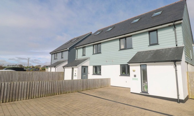 Marazion Cottage | OCEAN BREEZE, pet friendly, country holiday cottage in Marazion