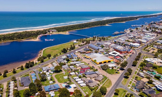 Lakes Entrance House | Ocean Bridge - 300m from the foreshore and the footbridge to 90 Mile Beach