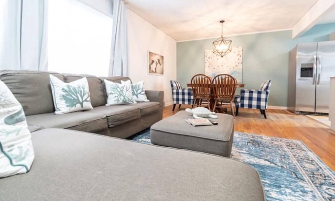Benson Apartment | Ocean & Calm Vibes in Omaha