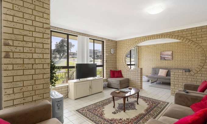 Woolgoolga Apartment | Ocean Drift - short stroll to cafes/restaurants and beaches