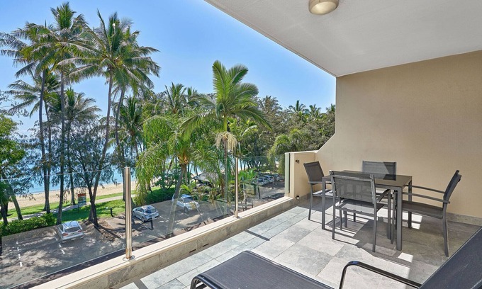 Palm Cove Apartment | Ocean Front 2 Bedroom Paringa Apartment