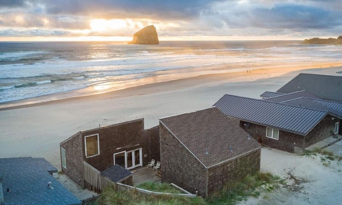 Kiwanda Shores House | Ocean Front.Sand in your toes getaway!