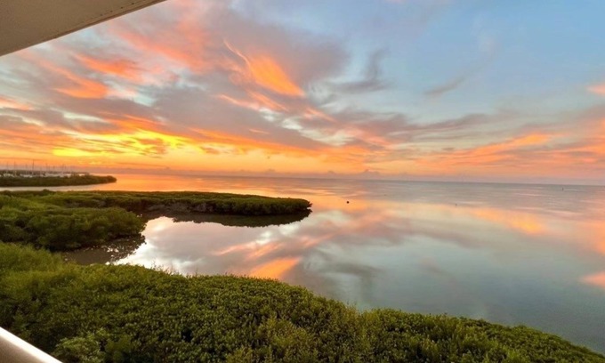 Key West Condo | OCEAN MEMORIES CONDO- 2 Bedroom, 2 Bath Oceanfront w/Pool & Hot Tub