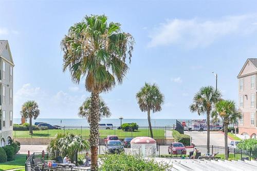 Galveston Apartment | Ocean & Pool views on seawall - Shoreline Stays 08