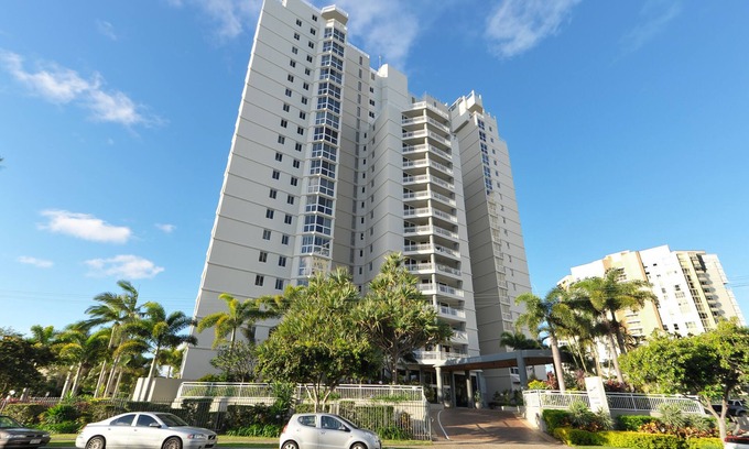 Main Beach Apartment | Ocean Sands Resort