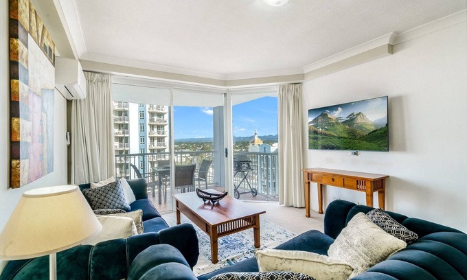 Broadbeach Apartment | Ocean View 2-Bed with Pools, Spa, Sauna, Gym & BBQ